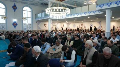 Almanya'nın Köln şehrindeki Brühl Camii'nde yüzlerce Müslüman, Kurban Bayramı namazını