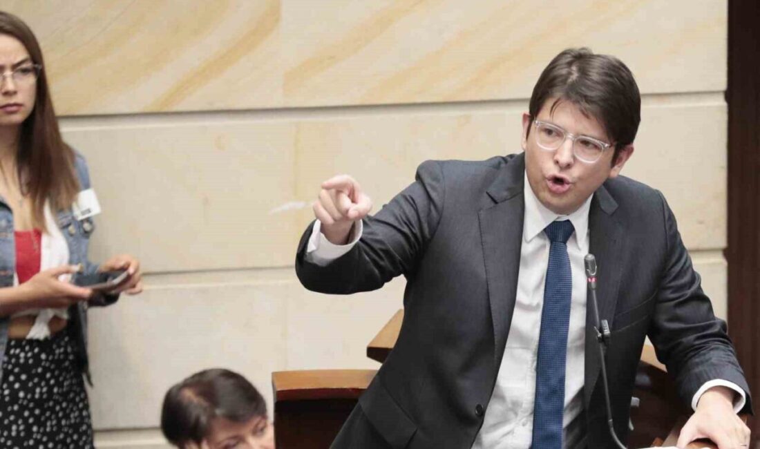 Kolombiya’da başkan adayı Uribe’ye suikast girişimi: Başından vuruldu Kolombiya'da başkan adayı Miguel