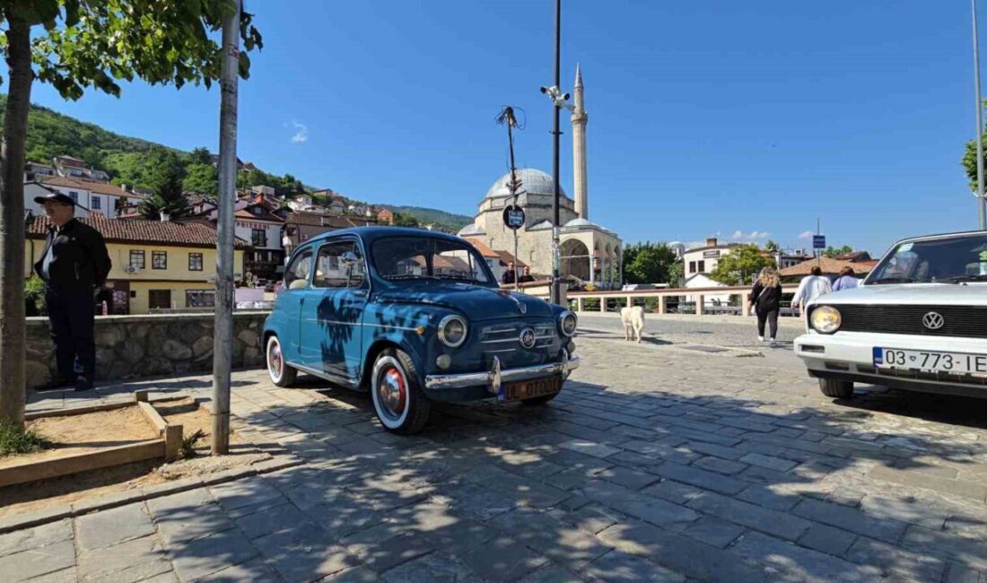 Prizren'deki Oldtimer klasik otomobil festivali, 1929-1985 arası araçları sergileyerek ziyaretçilerin