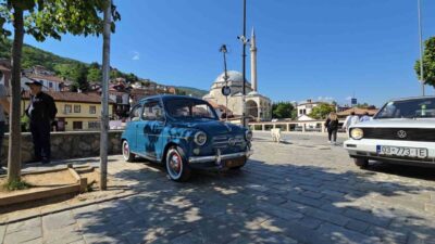 Prizren'deki Oldtimer klasik otomobil festivali, 1929-1985 arası araçları sergileyerek ziyaretçilerin