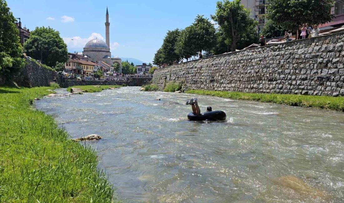 Prizren'de düzenlenen "Bunar Festivali" kapsamında sporcular rafting heyecanı yaşadı. 21.