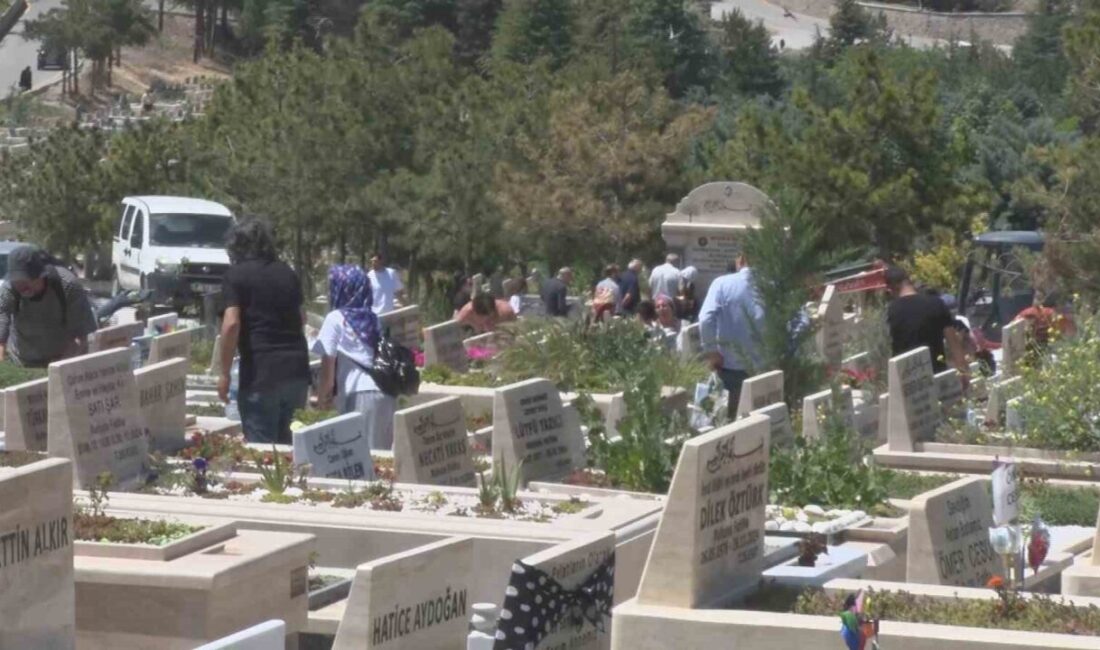 Kurban Bayramı arefesinde mezarlıklar ziyaret edildi Ankara'da Kurban Bayramı öncesinde