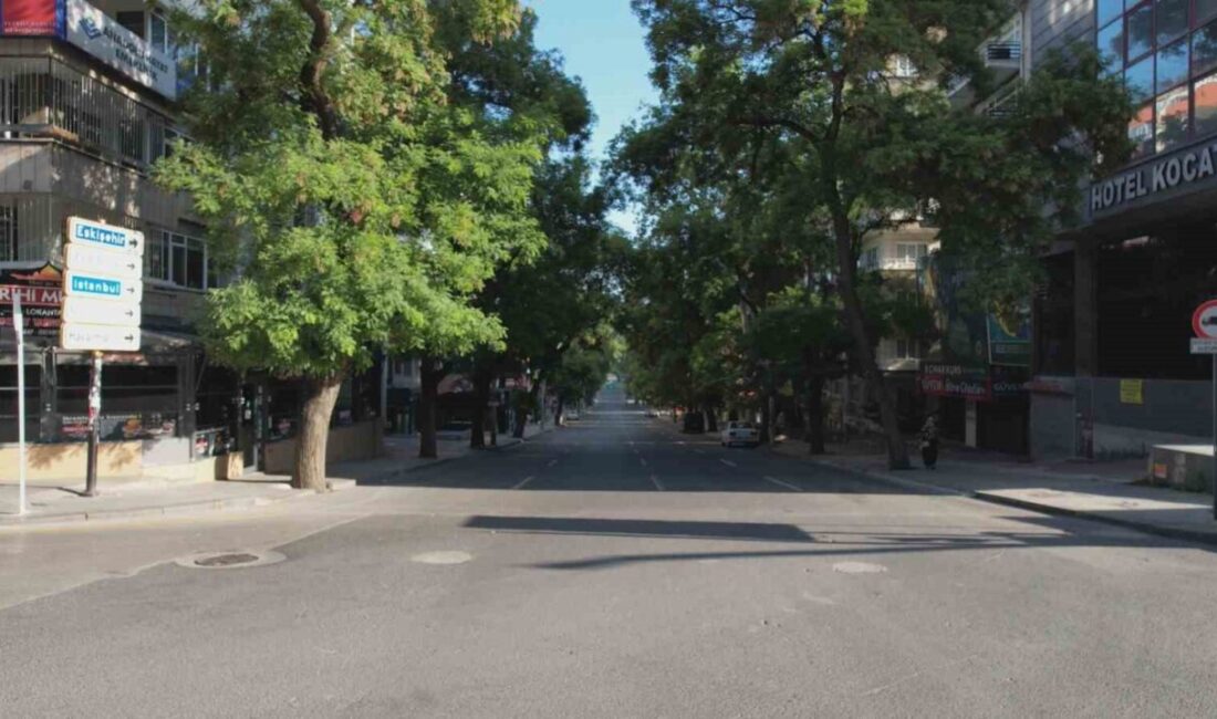 Ankara'da Kurban Bayramı'nın ilk gününde sokaklar bomboş kaldı. Yoğun araç