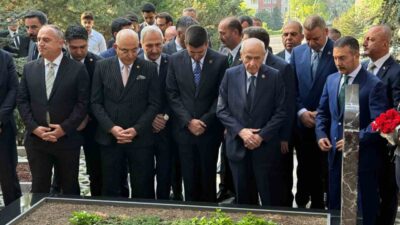 MHP Genel Başkanı Devlet Bahçeli, Alparslan Türkeş’in mezarını ziyaret ettikten