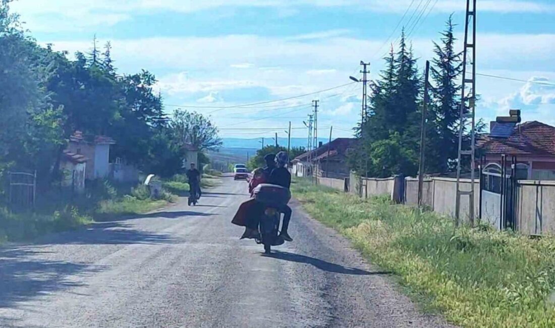 Yozgat'ta korumasız bir şekilde motosikletle seyahat eden 3 kişinin tehlikeli