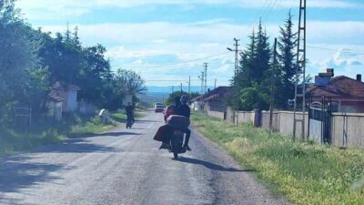Yozgat'ta korumasız bir şekilde motosikletle seyahat eden 3 kişinin tehlikeli