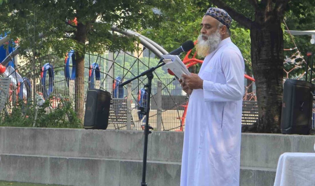 New York'ta sıcak havaya rağmen farklı milletlerden Müslümanlar, bayram namazını