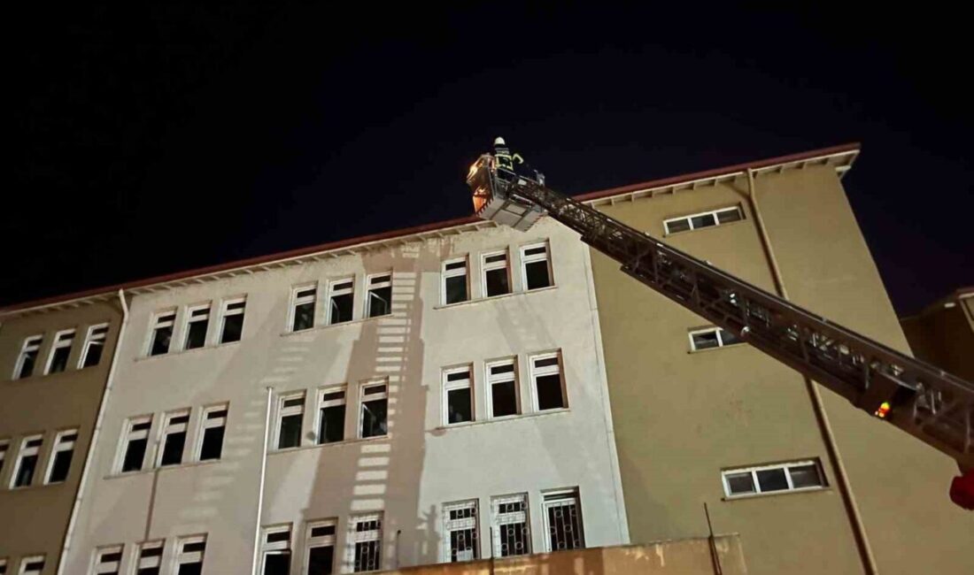 Okulun çatısında mahsur kalan yavru kedi, itfaiye ekiplerince kurtarı Osmancık ilçesinde mahsur kalan