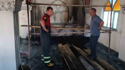 Çorum’un Osmancık ilçesindeki Cumhuriyet Camii'nde çıkan yangın, itfaiye ekiplerinin müdahalesiyle