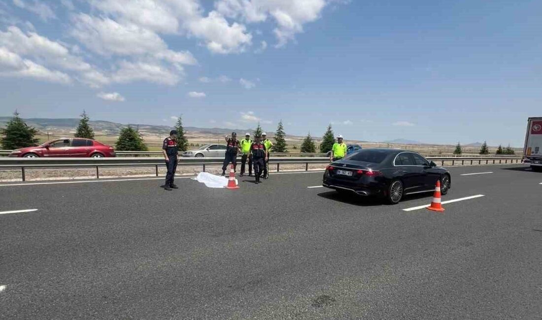 Polatlı'da yaşlı bir adam, karayolunda otobüsün çarpması sonucu hayatını kaybetti.