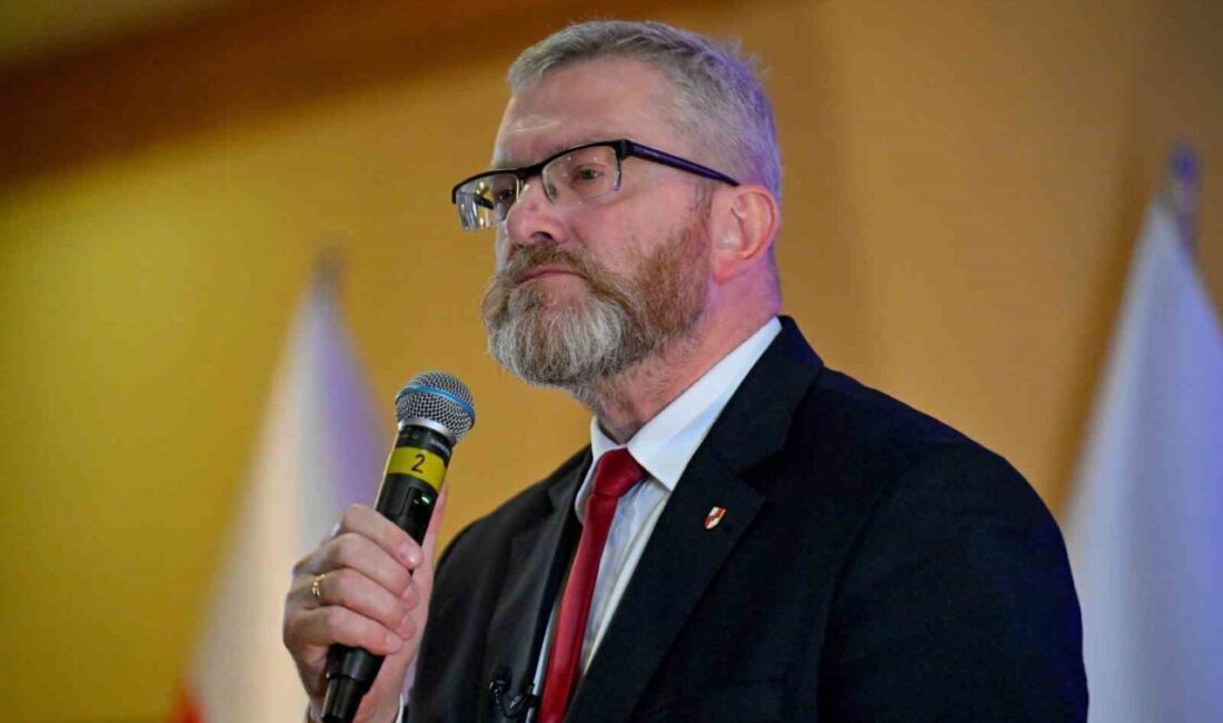 Polonyalı milletvekili Grzegorz Braun, LGBT sergisini kamusal rezalet olarak nitelendirerek