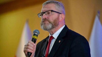 Polonyalı milletvekili Grzegorz Braun, LGBT sergisini kamusal rezalet olarak nitelendirerek