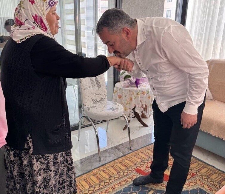 Pursaklar Belediye Başkanı Ertuğrul Çetin, Kurban Bayramı'nda şehit ailelerini ziyaret
