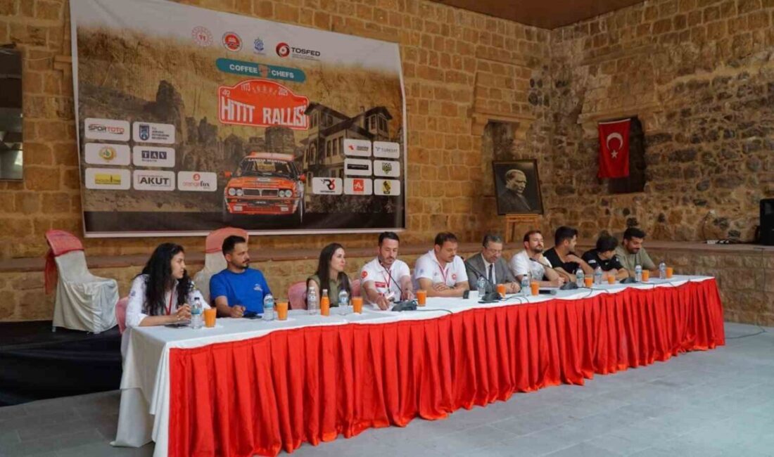 Hitit Rallisi öncesi Beypazarı'na gelen pilotlar, Cumhuriyet İlköğretim Okulu'nda öğrencilerle
