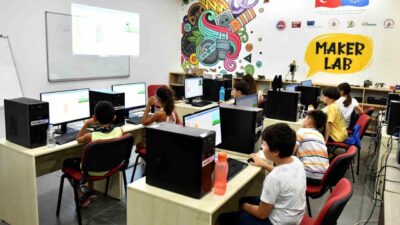 Antalya'da Muratpaşa Belediyesi tarafından düzenlenen robotik kodlama kursuna 10-14 yaş