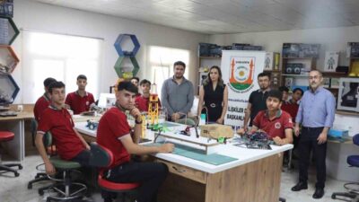 Şanlıurfa Büyükşehir Belediyesi, gençlere robotik kodlama eğitimi sağlayarak geleceğe hazırlıyor.