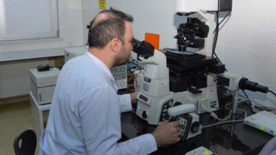 Selçuk Üniversitesi'nin Laboratuvar Yönetim Sistemi, araştırmacıların laboratuvarlara erişimini kolaylaştırarak sanayi-üniversite