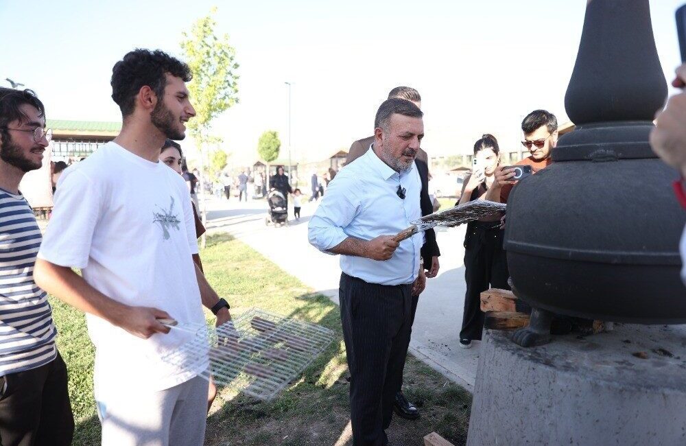 Sincan Belediye Başkanı Ercan öğrencilerle piknik yaptı Sincan Belediye Başkanı Murat