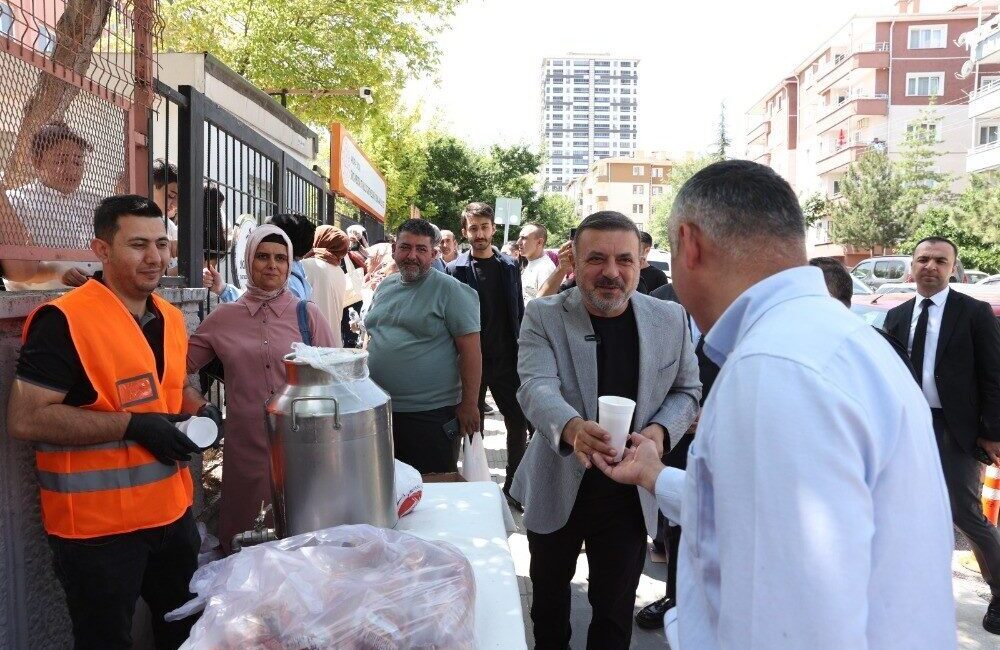 Sincan Belediyesi’nden sınava giren öğrencilere ve ailelerine çorba ikramı Sincan Belediye Başkanı Murat