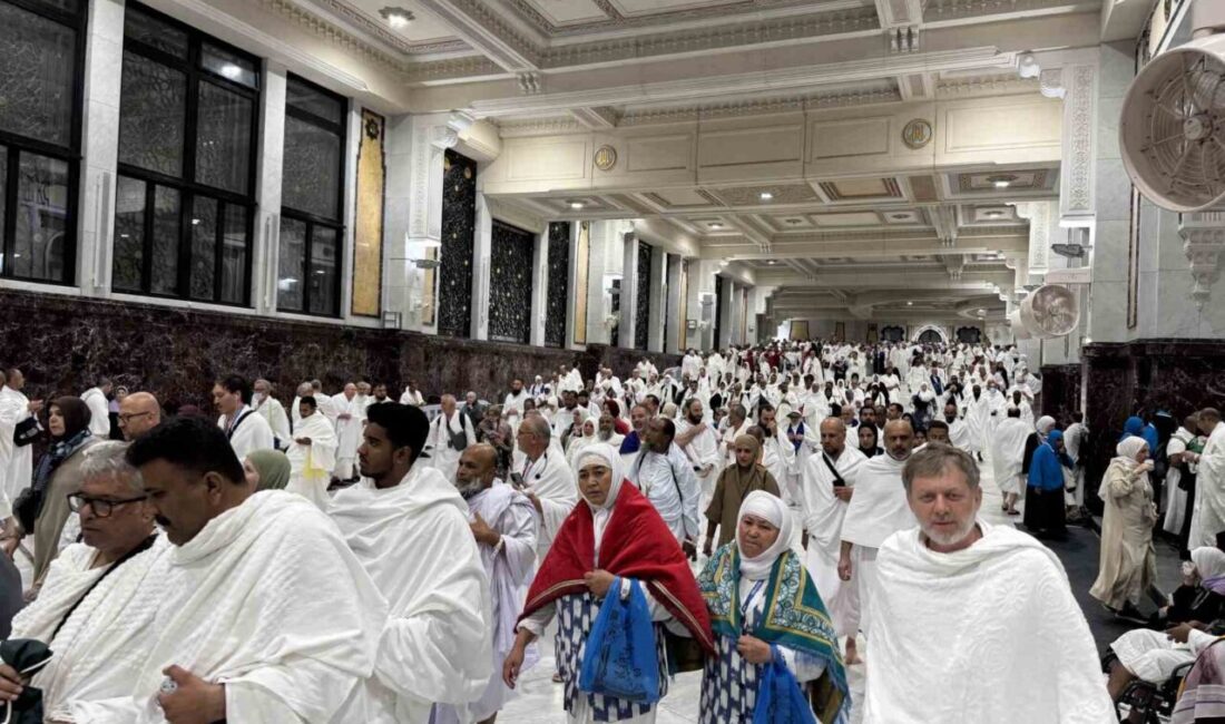 Mekke-i Mükerreme'de hacı adayları, Umre Tavafı ve Say'ı tamamladıktan sonra