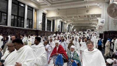 Mekke-i Mükerreme'de hacı adayları, Umre Tavafı ve Say'ı tamamladıktan sonra