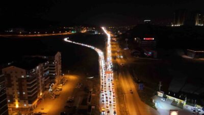 Kırıkkale'deki "kilit kavşak"ta Kurban Bayramı tatilinde yaşanan trafik yoğunluğu, gece