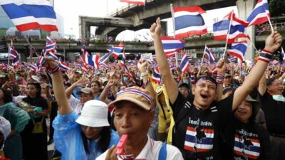 Tayland'ın başkenti Bangkok'ta binlerce protestocu, Başbakan Paetongtarn Shinawatra'nın Kamboçya liderine