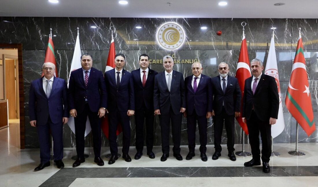 Ticaret Bakanı Bolat, ayakkabı sanayisinin temsilcileriyle bir araya geldi Ticaret Bakanı Ömer Bolat,
