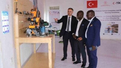 TİKA'nın Uganda'da Alux Yetimler Okulu'nda açtığı marangozluk atölyesi, gençlere mesleki