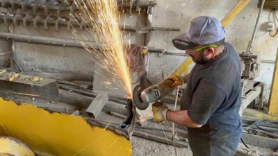 Güneydoğu Anadolu Bölgesi'nde hububat hasadı öncesi biçerdöverler Yerköy Sanayi Sitesi'nde