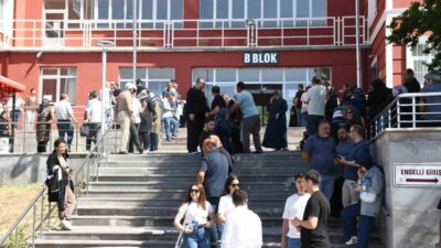 YKS'nin TYT oturumu tüm Türkiye'de gerçekleştirildi. Öğrenciler sınav salonlarına erken