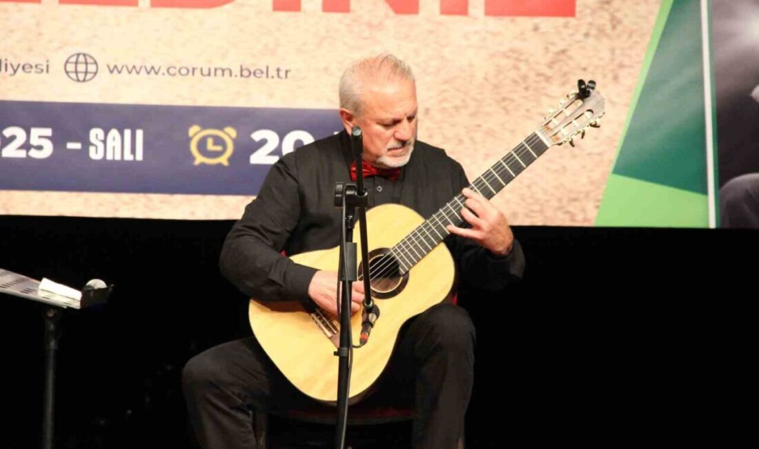 Çorum'da düzenlenen "Gitar Anavatanında" konserinde Ricardo Moyano ve Türk gitaristler,