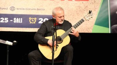 Çorum'da düzenlenen "Gitar Anavatanında" konserinde Ricardo Moyano ve Türk gitaristler,