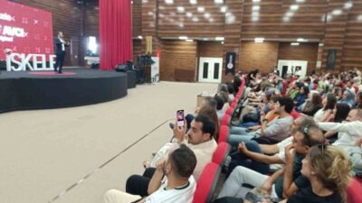 Van Ticaret ve Sanayi Odası'nın düzenlediği TEDx İskele etkinliğinde konuşan