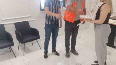Çorum Osmancık Vergi Dairesi, mükellefleri karşılamak için kolonya ve çikolata