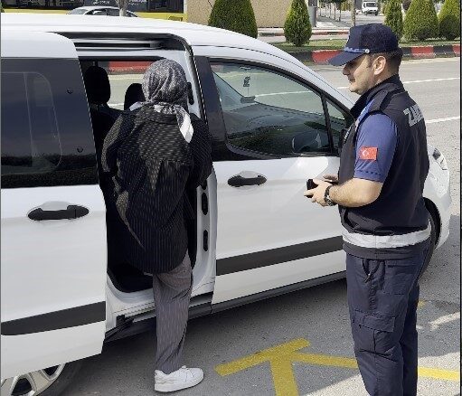YKS sınavında adayların imdadına zabıta yetişti Çorum Belediyesi zabıta ekipleri,