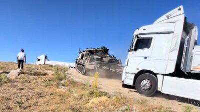 Ankara’daki tırlar, ağır yükleri yüzünden yolda kaldı. Kurtarıcı vinçlerin başarısız