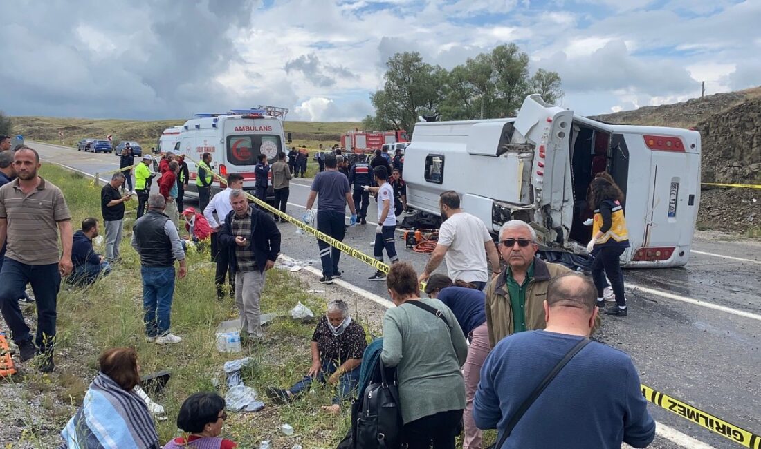 Taziye evinden dönenleri taşıyan midibüs Yozgat’ta şarampole yuvarlandı. Kazada ilk