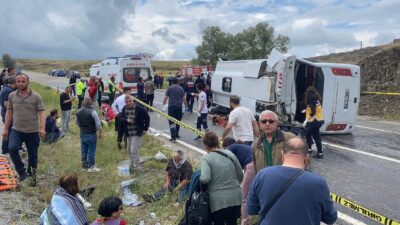 Taziye evinden dönenleri taşıyan midibüs Yozgat’ta şarampole yuvarlandı. Kazada ilk
