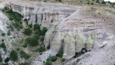 Yozgat'taki Gelinkayası bölgesinde milyonlarca yılda oluşan peri bacalarını andıran doğal