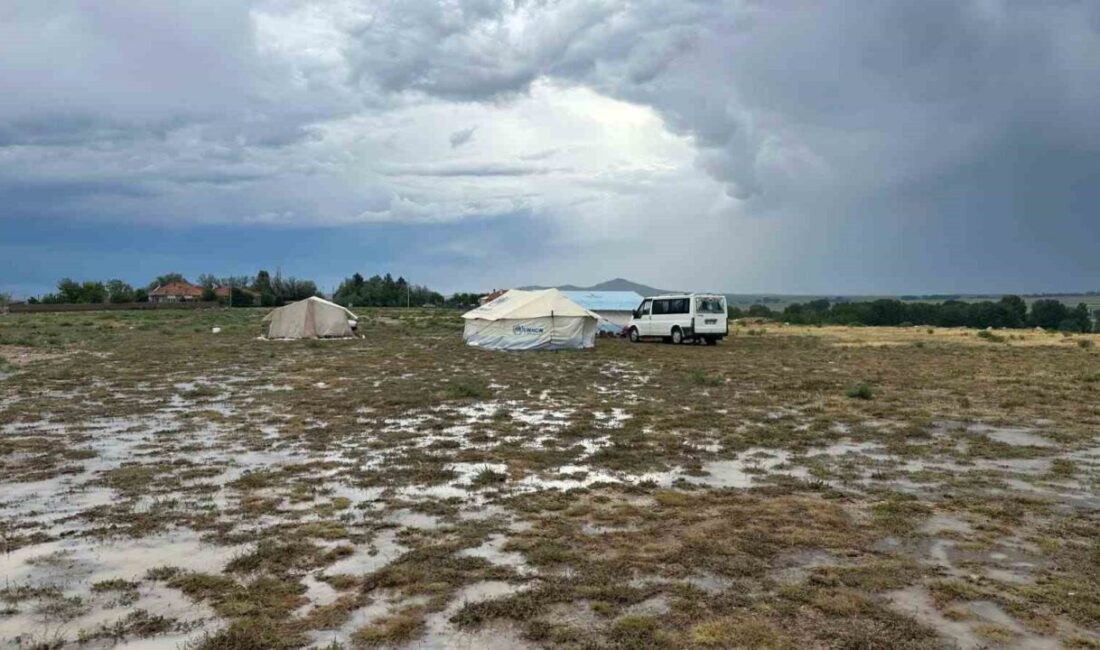 Yozgat'a şiddetli yağışın yol açtığı seller, kentin çeşitli bölgelerinde zarara