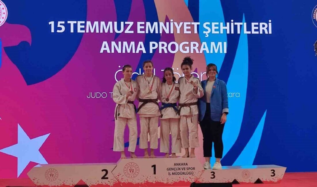 Ankara'da FETÖ'nün 15 Temmuz darbe girişiminde şehit olan polisler için