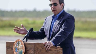 Florida Valisi Ron DeSantis, Alcatraz Göçmen Gözaltı Merkezi'nden sınır dışı