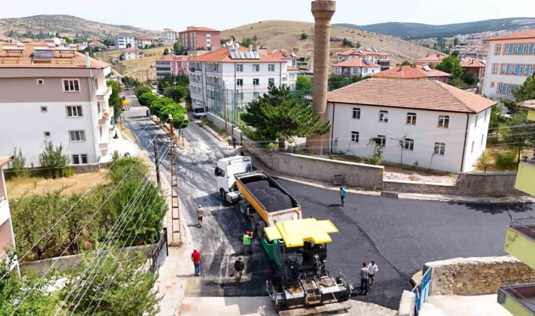 Akdağmadeni Belediyesi, sıcak asfalt çalışmalarıyla ilçenin ulaşım standartlarını yükseltiyor. Namık