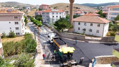 Akdağmadeni Belediyesi, sıcak asfalt çalışmalarıyla ilçenin ulaşım standartlarını yükseltiyor. Namık