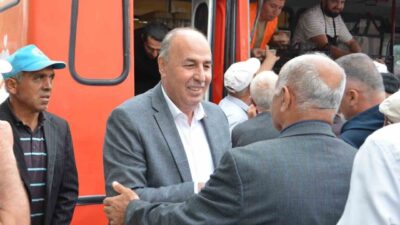 Çorum'un Alaca ilçesinde Belediye ekipleri, Muharrem ayında Cumhuriyet Meydanı'nda vatandaşlara