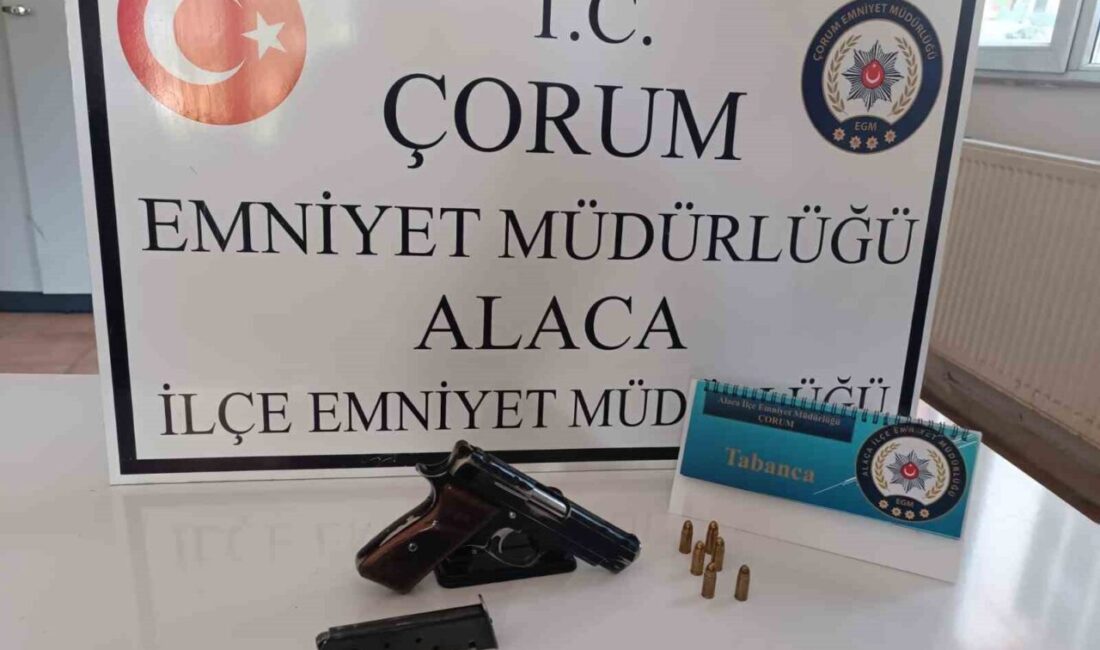 Çorum'un Alaca ilçesinde gerçekleştirilen trafik denetiminde, ruhsatsız tabanca, şarjör ve