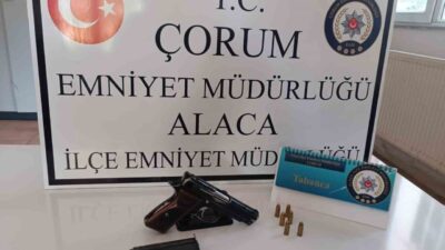 Çorum'un Alaca ilçesinde gerçekleştirilen trafik denetiminde, ruhsatsız tabanca, şarjör ve