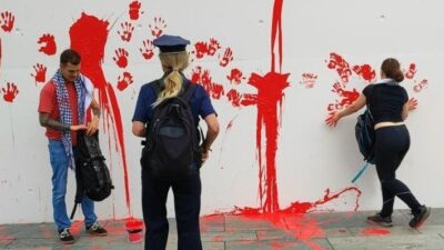 Berlin'de Filistin'i destekleyen 2 protestocu, Almanya Başbakanlığı binasının duvarlarını kırmızıya