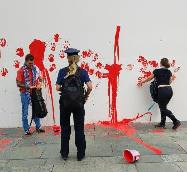 Berlin'de Filistin'i destekleyen 2